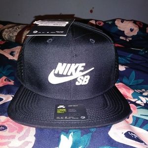 Nike snap back hat
